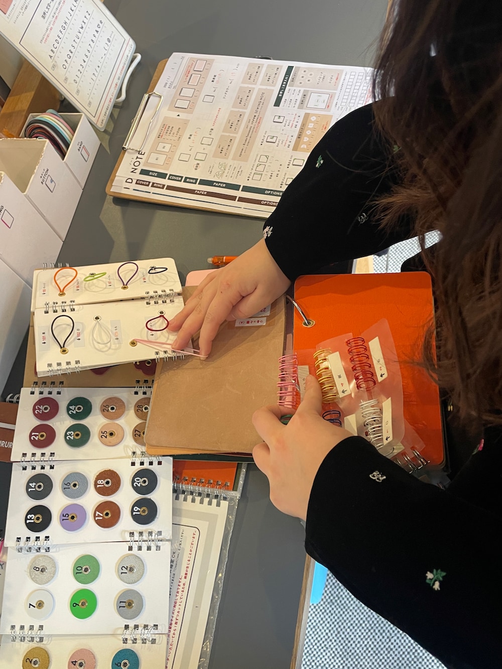 ブラウン系のジャケット/アウターを着用したレディースの冬コーディネートの3枚目の写真