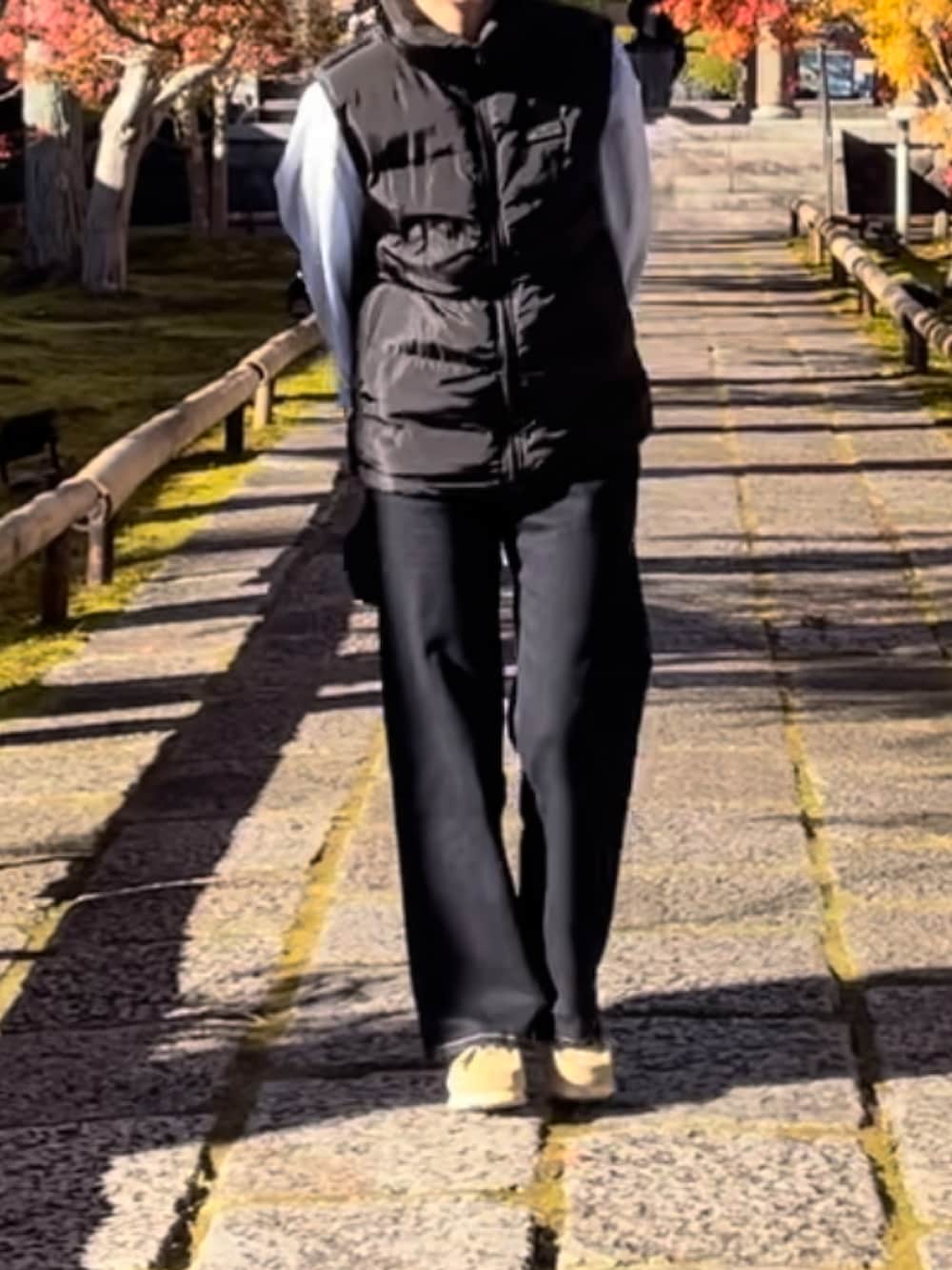 ベージュ系のブーツ、ブラック系のショルダーバッグ、ブルー系のシャツ/ブラウスを着用したレディースの冬コーディネートの2枚目の写真