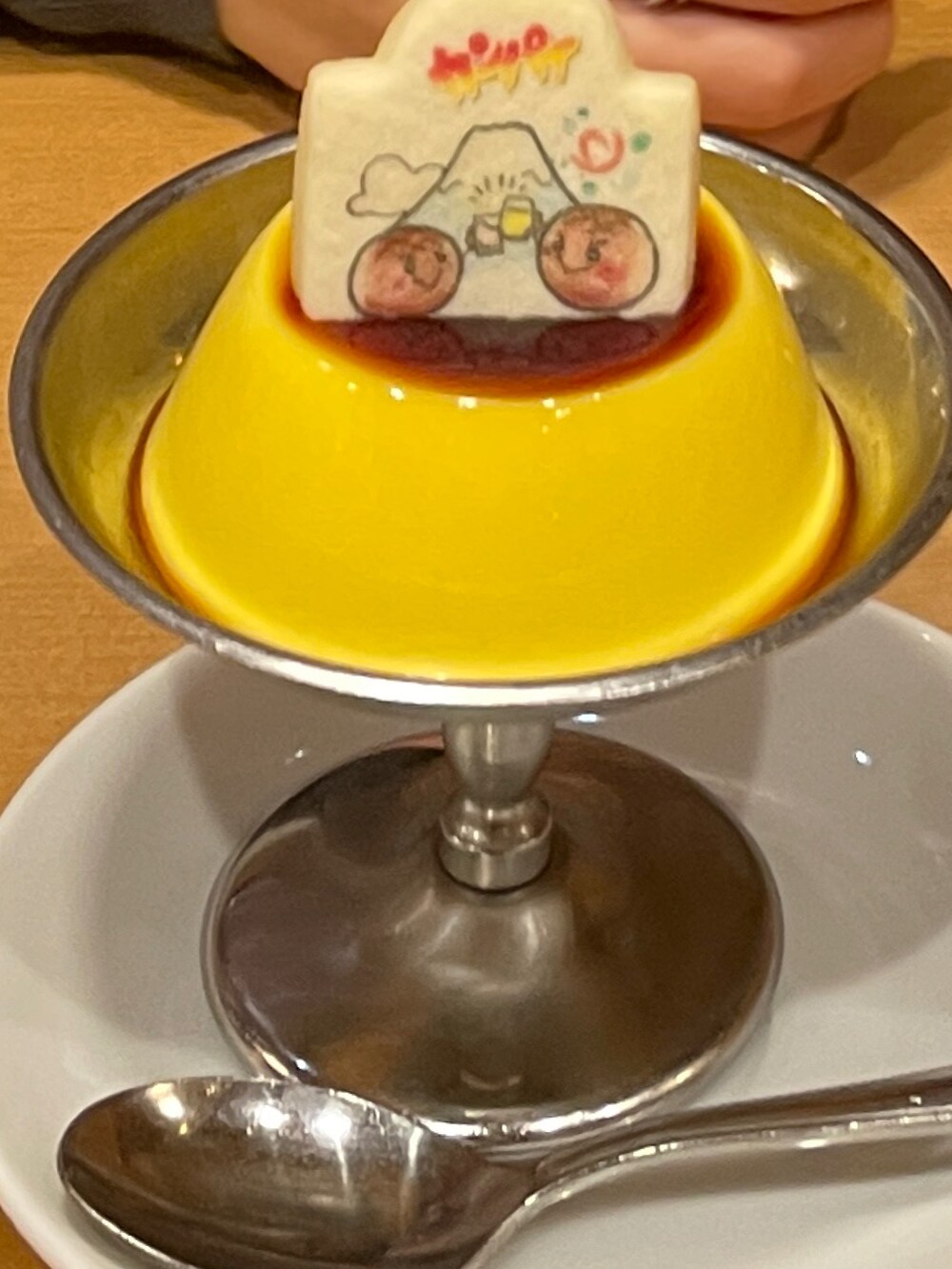 ブラウン系のスカート、ブラック系のジャケット/アウター、ブラック系のスニーカーを着用したレディースの秋コーディネートの2枚目の写真