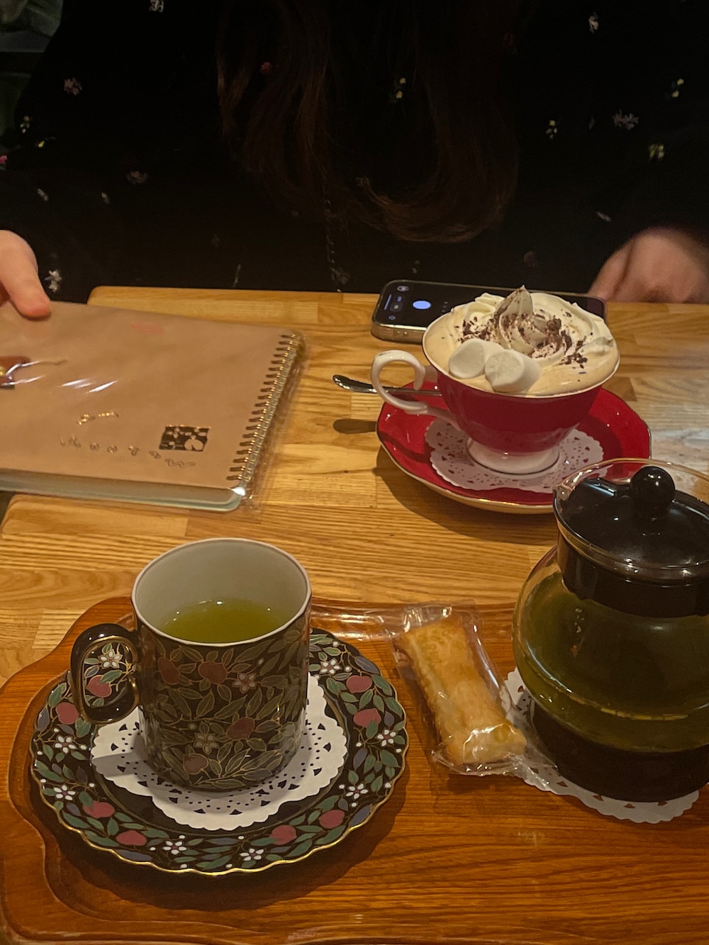 ブラウン系のジャケット/アウターを着用したレディースの冬コーディネートの5枚目の写真