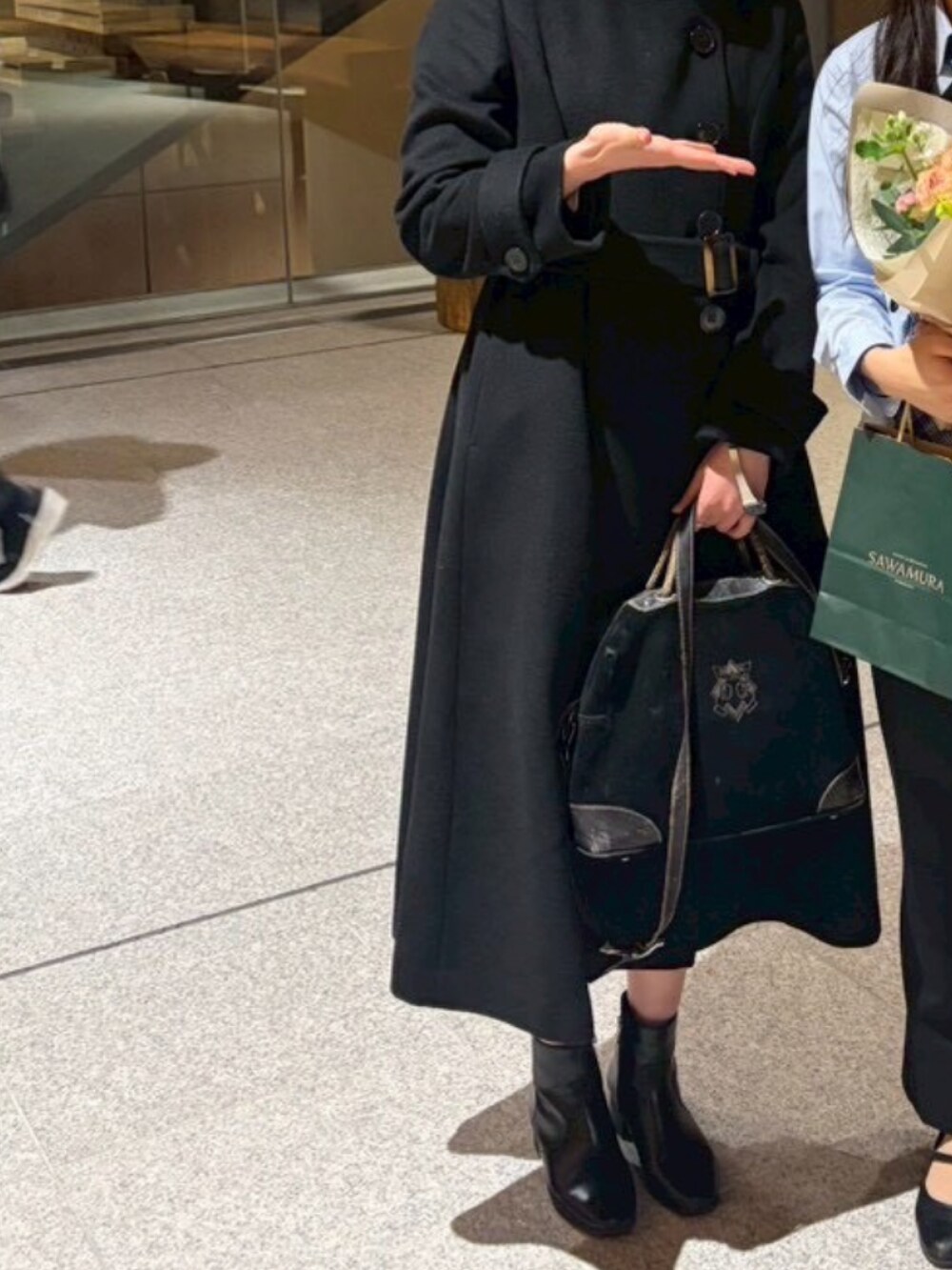 ブラック系のその他アウター、ブラック系のボストンバッグを着用したレディースの冬コーディネートの2枚目の写真