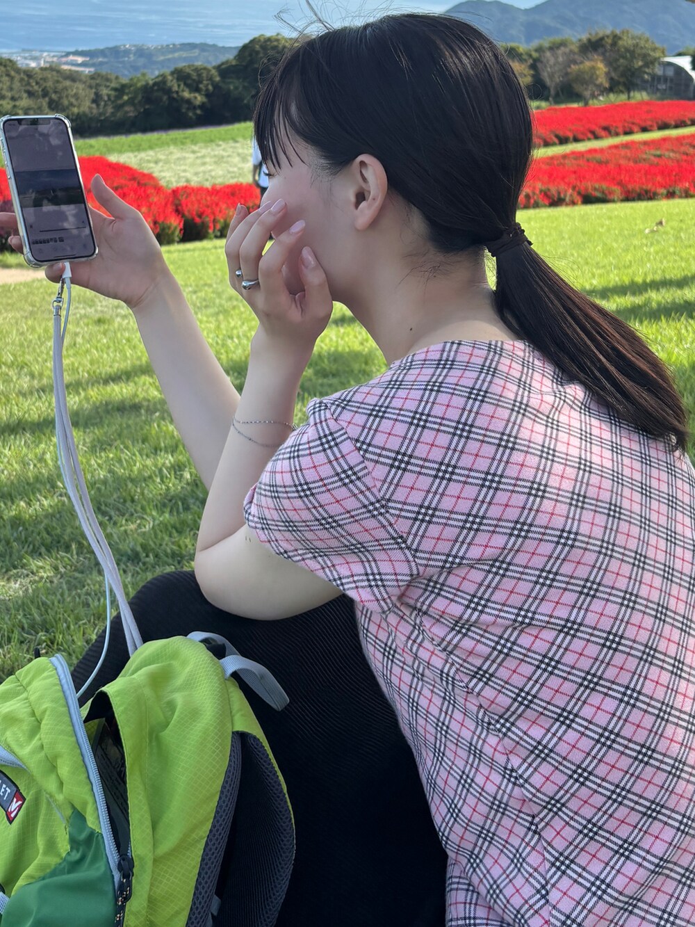 ピンク系のトップス、ブラック系のスニーカーを着用したレディースの秋コーディネートの2枚目の写真