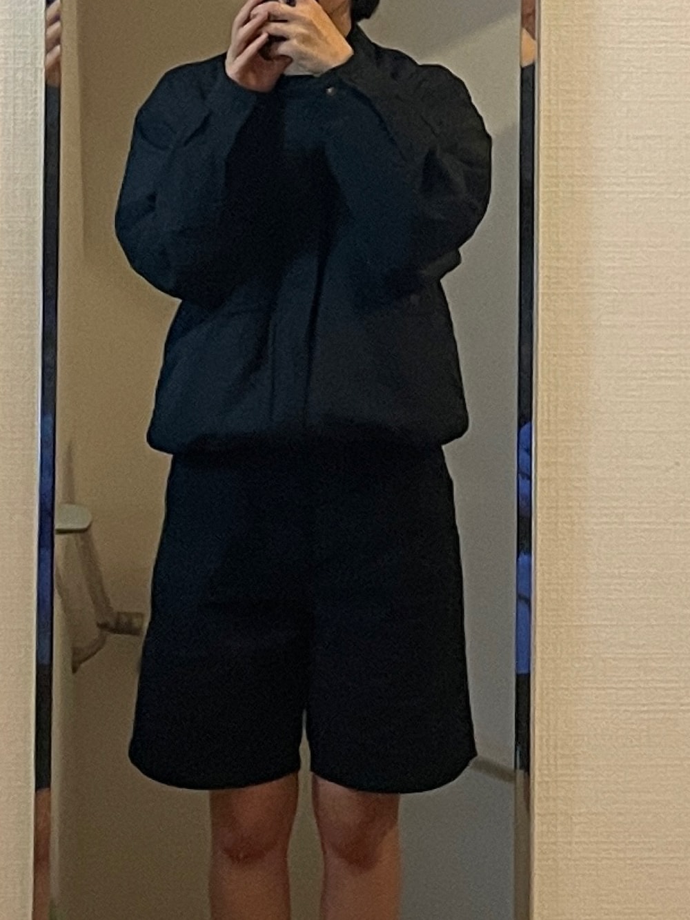 ブルー系のスウェット、ブルー系のジャケット/アウター、ブラック系のスリッポンを着用したレディースの秋コーディネートの2枚目の写真