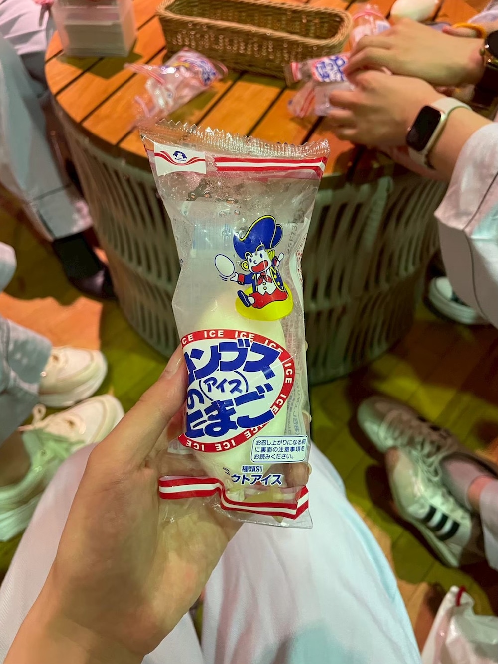 ブラック系のスリッポン、パープル系のシャツ/ブラウス、ブラック系のバックパック/リュックを着用したレディースの冬コーディネートの2枚目の写真