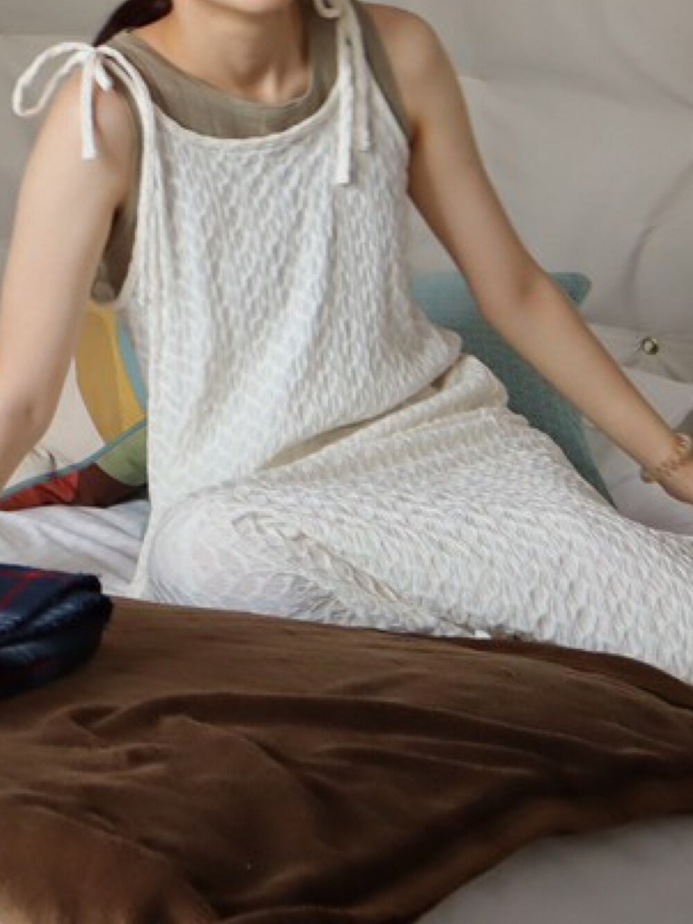 ホワイト系のワンピース、ブルー系のバックパック/リュックを着用したレディースの秋コーディネートの2枚目の写真