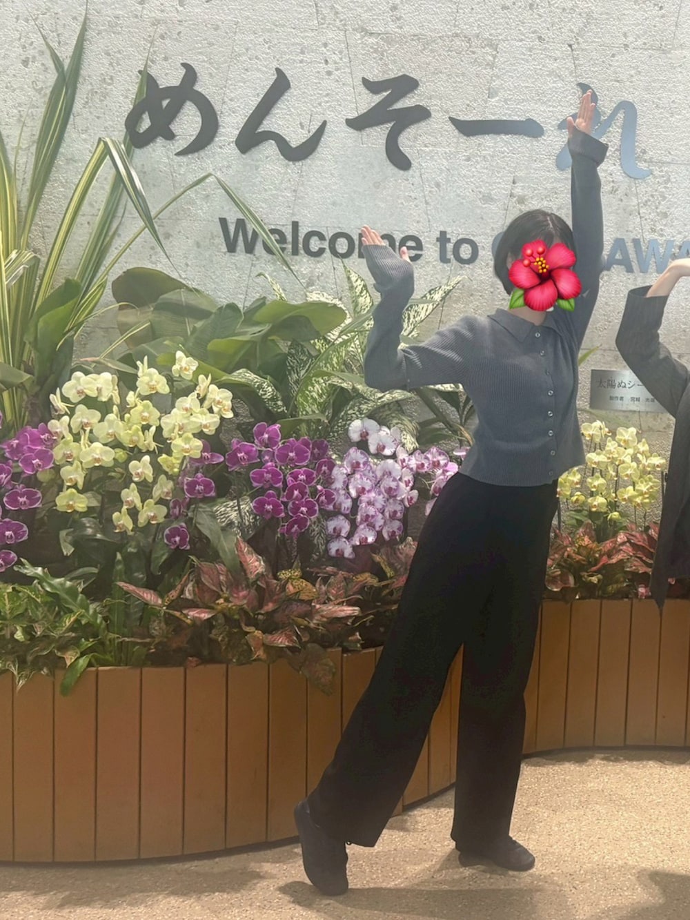 ブルー系のトップス、ブルー系のスニーカーを着用したレディースの春コーディネートの2枚目の写真