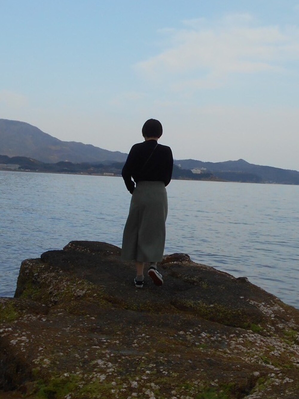 ブラック系のショルダーバッグを着用したレディースの秋コーディネートの3枚目の写真