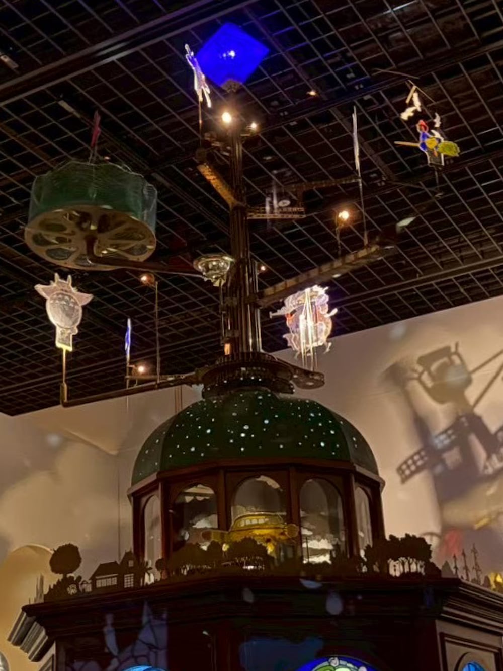 ブラック系のテーラードジャケット、ブラック系のスニーカーを着用したレディースの冬コーディネートの3枚目の写真