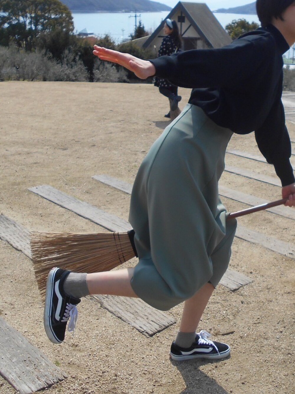 ブラック系のショルダーバッグを着用したレディースの秋コーディネートの2枚目の写真