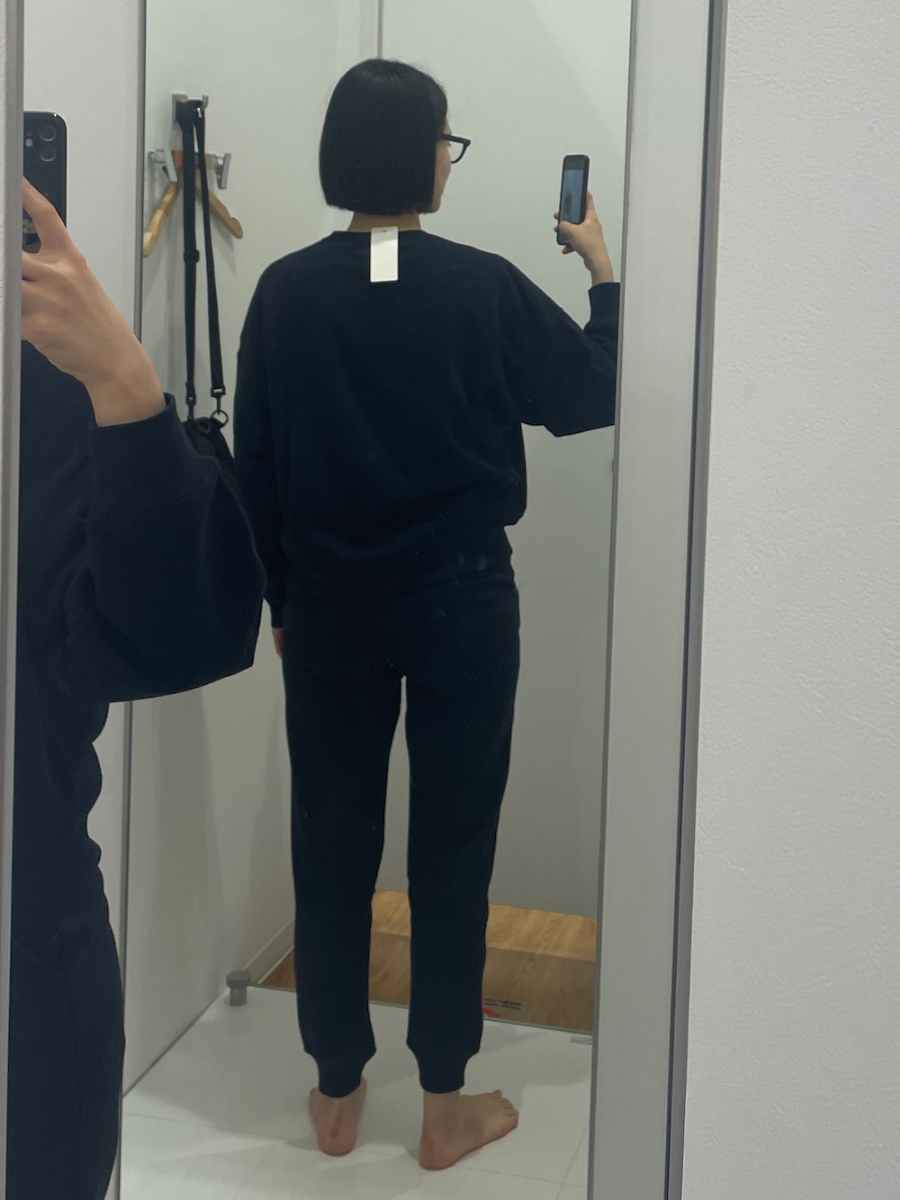 ブルー系のスウェットを着用したレディースの秋コーディネートの2枚目の写真