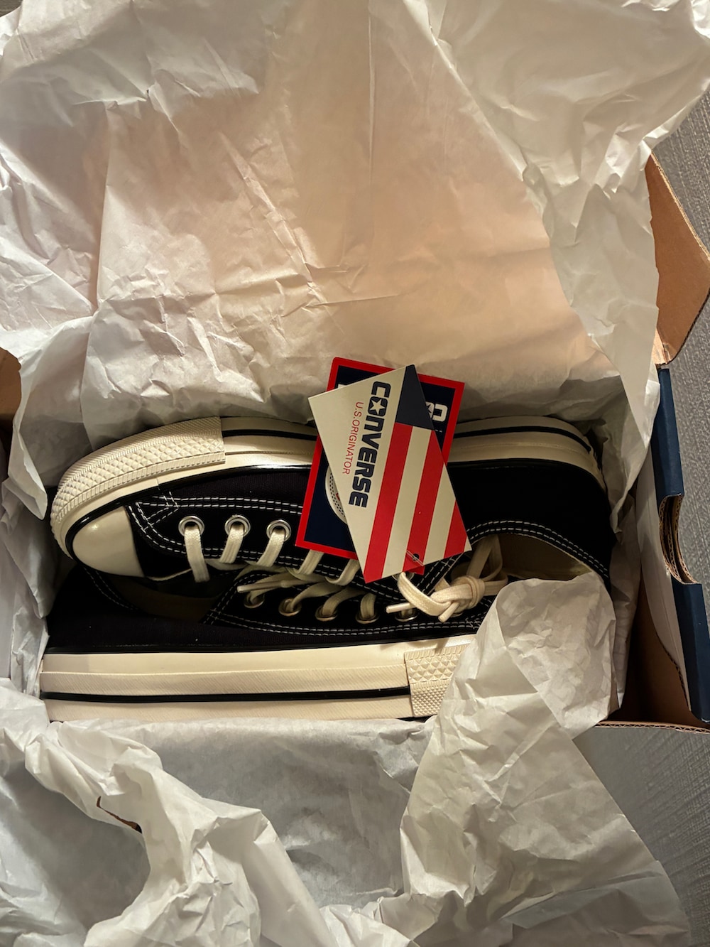 グリーン系のその他パンツ、ブラック系のスニーカー、グリーン系のマフラーを着用したレディースの冬コーディネートの2枚目の写真