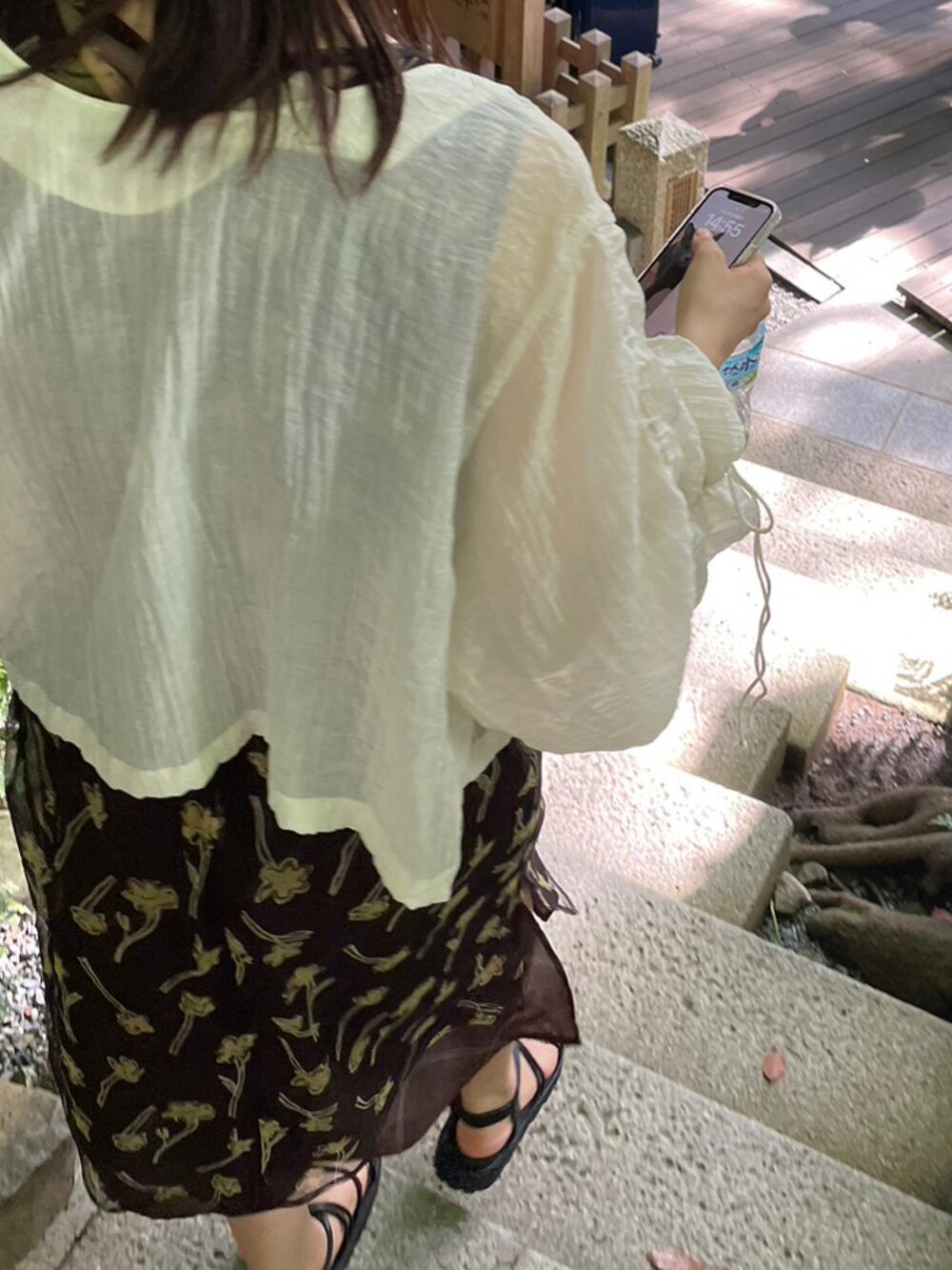 ホワイト系のシャツ/ブラウス、ブラウン系のワンピースを着用したレディースの秋コーディネートの2枚目の写真