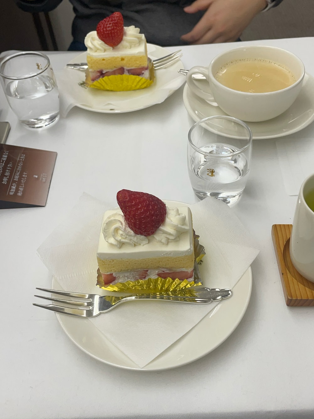 ブラウン系のジャケット/アウターを着用したレディースの冬コーディネートの4枚目の写真