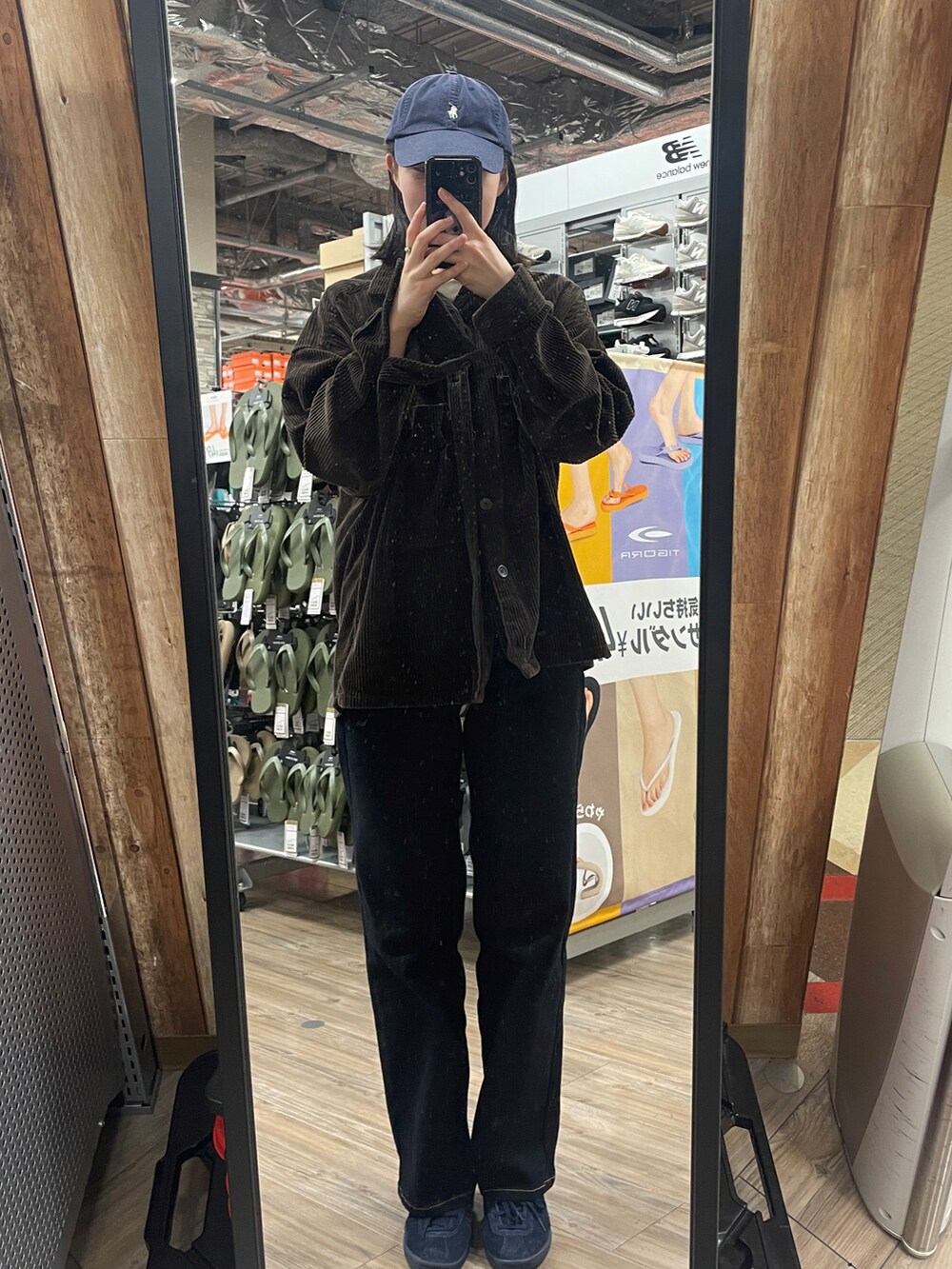 ブルー系のスニーカー、ブラウン系のジャケット/アウターを着用したレディースの春コーディネートの2枚目の写真