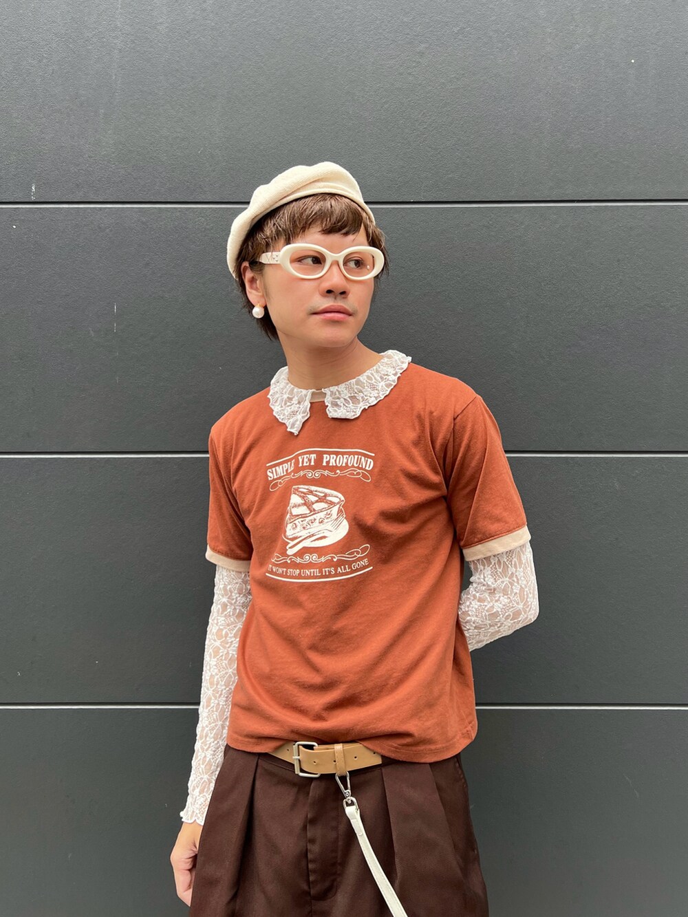 ブラウン系のTシャツ/カットソー、ホワイト系のソックス/靴下、ホワイト系のハンチング/ベレー帽を着用したメンズの秋コーディネートの5枚目の写真