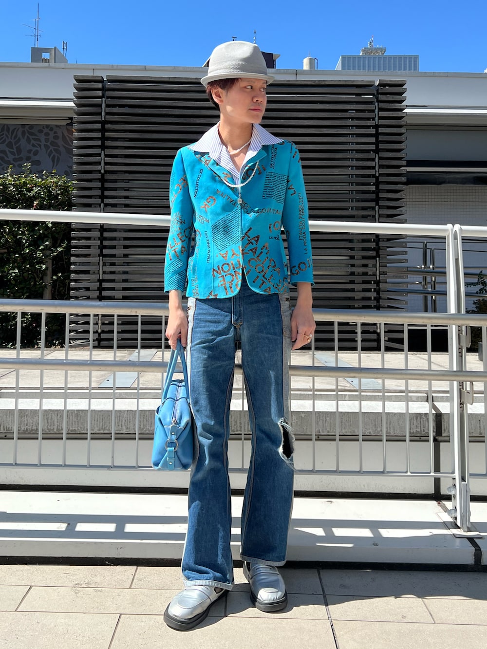 グレー系のハットを着用したメンズの春コーディネートの2枚目の写真