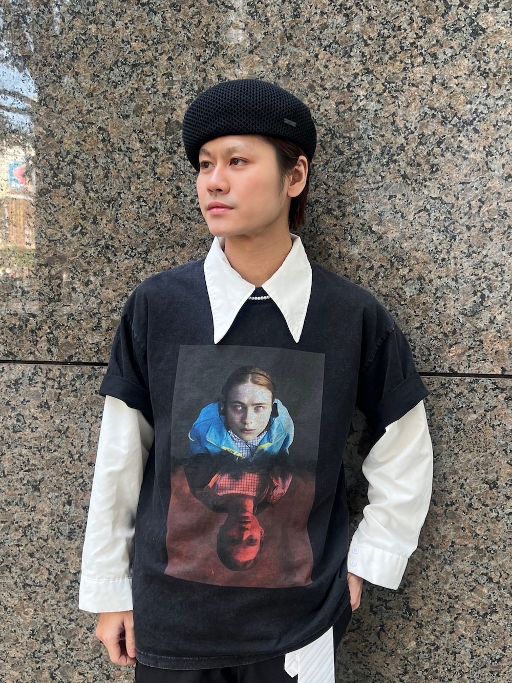 ブラック系のハンチング/ベレー帽を着用したメンズの春コーディネートの3枚目の写真