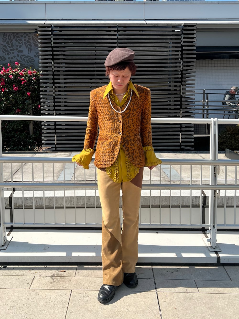 ブラウン系のハンチング/ベレー帽を着用したメンズの冬コーディネートの2枚目の写真