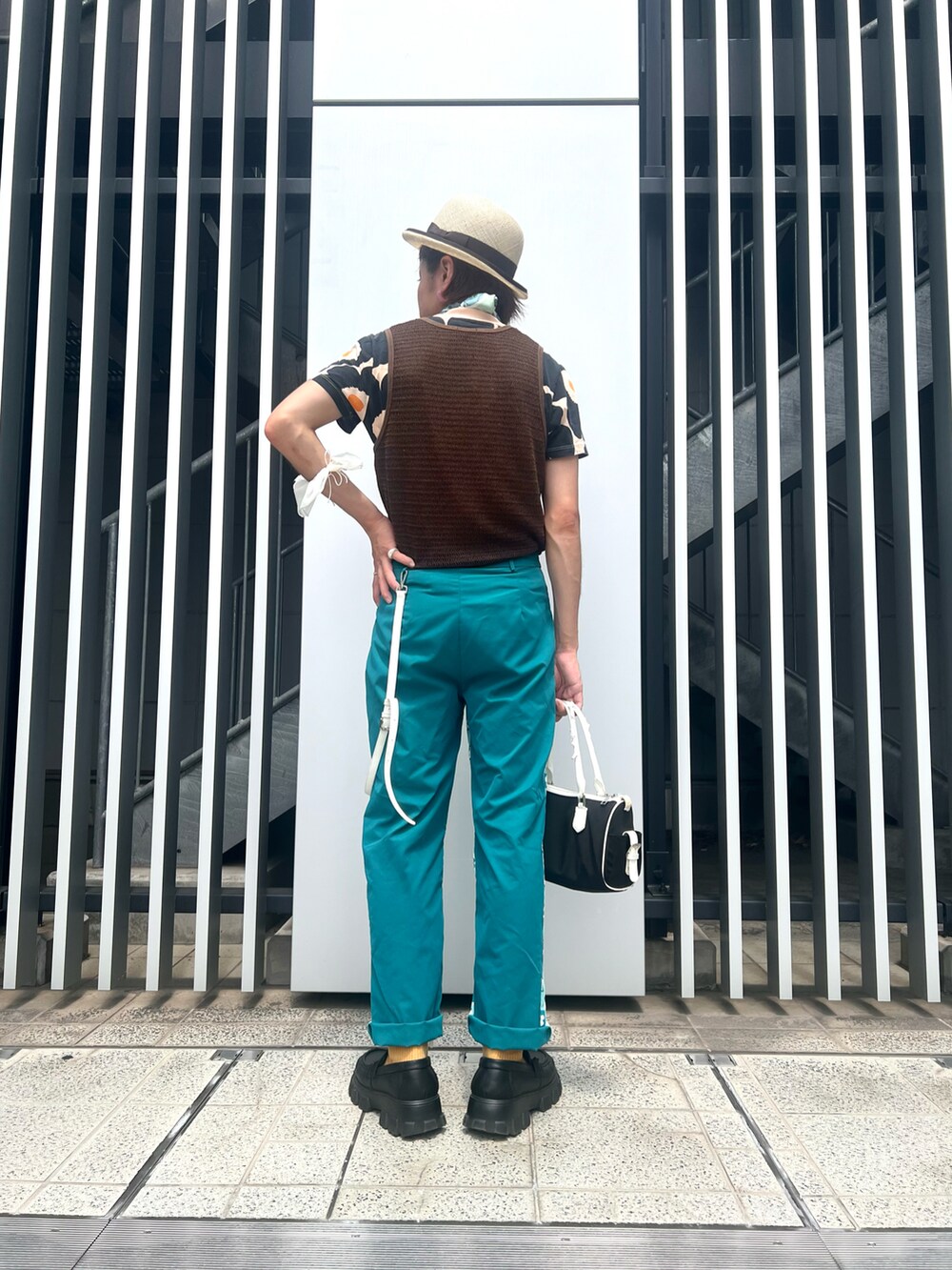 その他のTシャツ/カットソー、その他のTシャツ/カットソー、ベージュ系のハットを着用したメンズの秋コーディネートの3枚目の写真