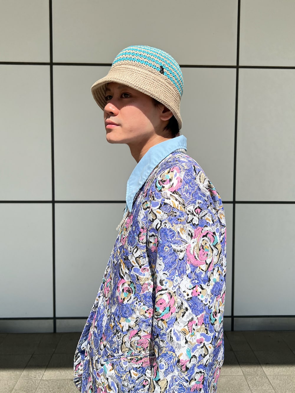 ベージュ系のハットを着用したメンズの春コーディネートの4枚目の写真