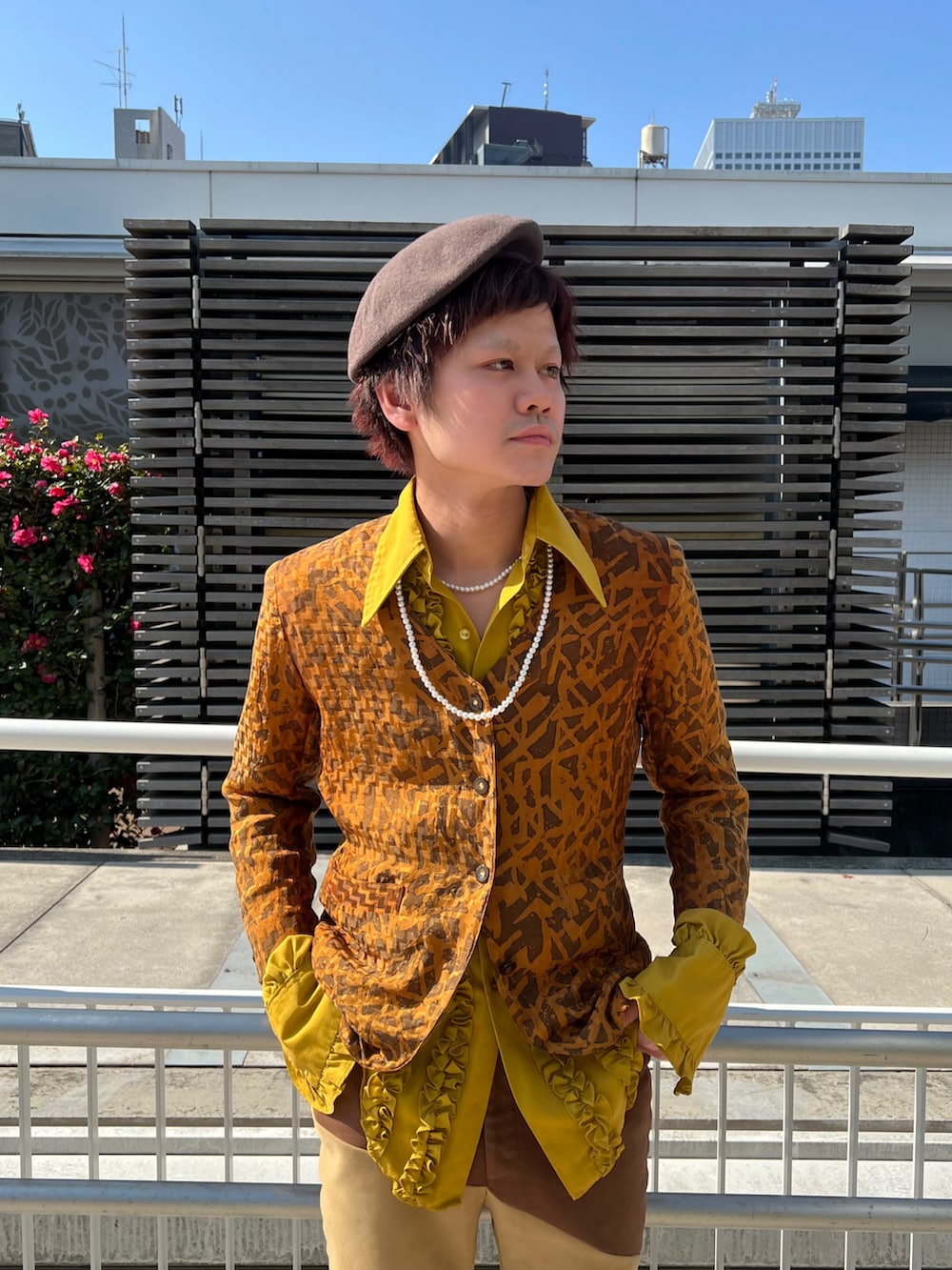 ブラウン系のハンチング/ベレー帽を着用したメンズの冬コーディネートの5枚目の写真