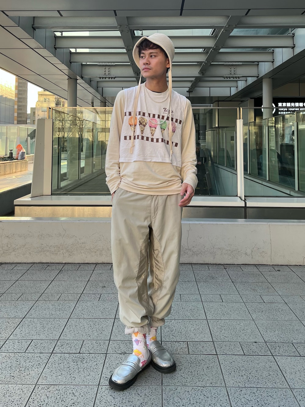 ホワイト系のハットを着用したメンズの春コーディネートの2枚目の写真