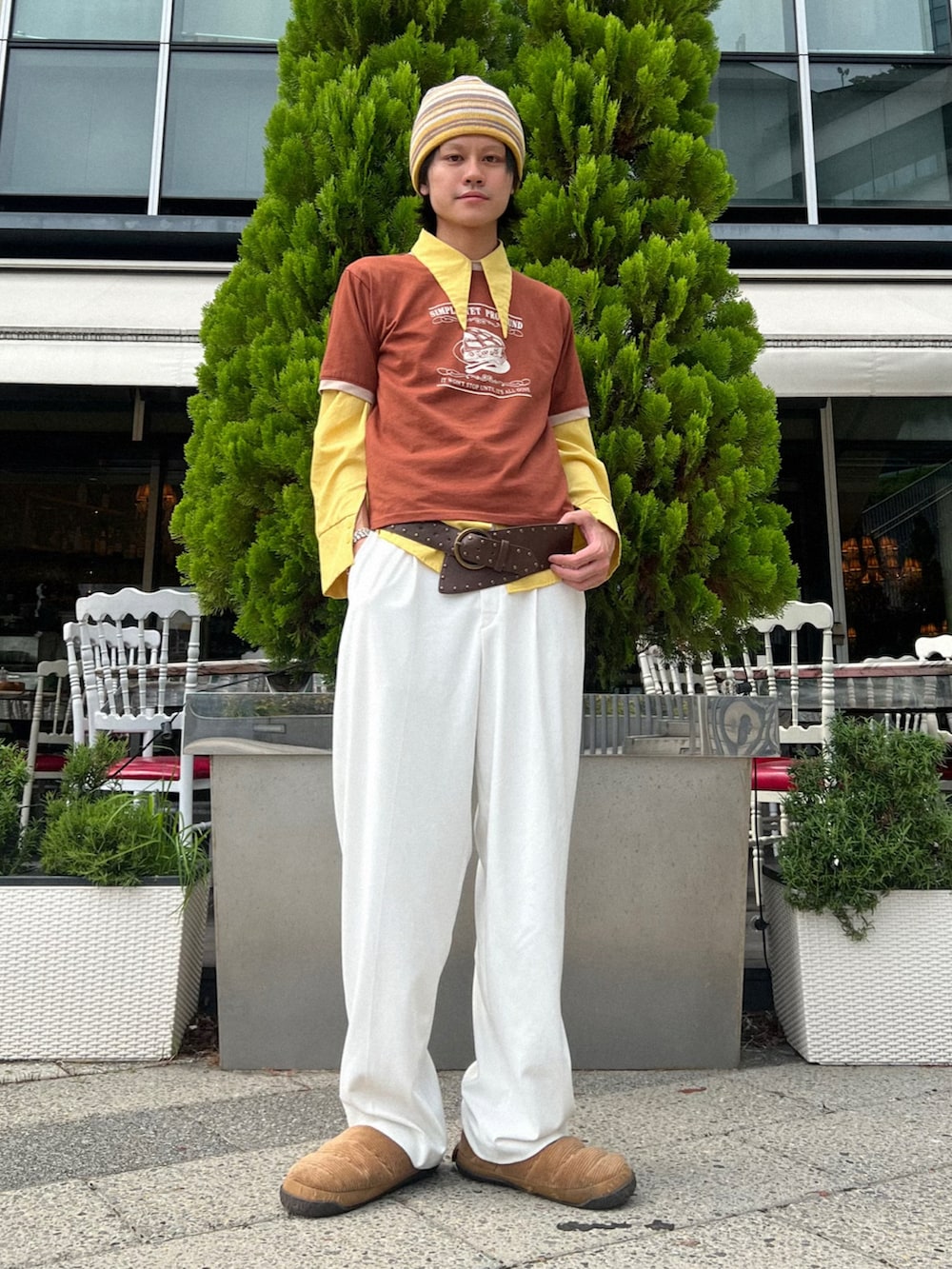 ブラウン系のスリッポン、ブラウン系のTシャツ/カットソー、イエロー系のニットキャップ/ビーニーを着用したメンズの秋コーディネートの2枚目の写真