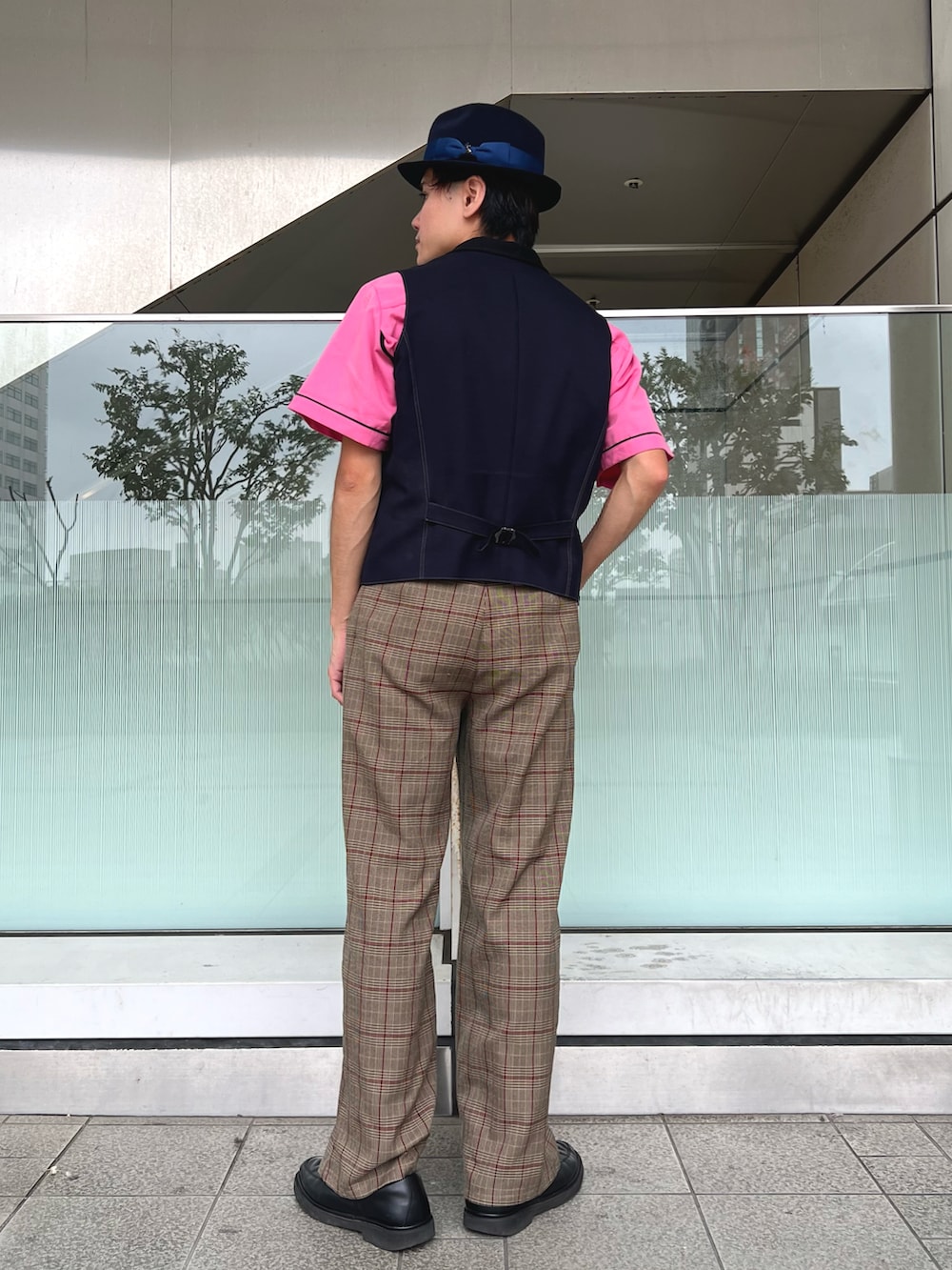 ブルー系のハットを着用したメンズの夏コーディネートの4枚目の写真