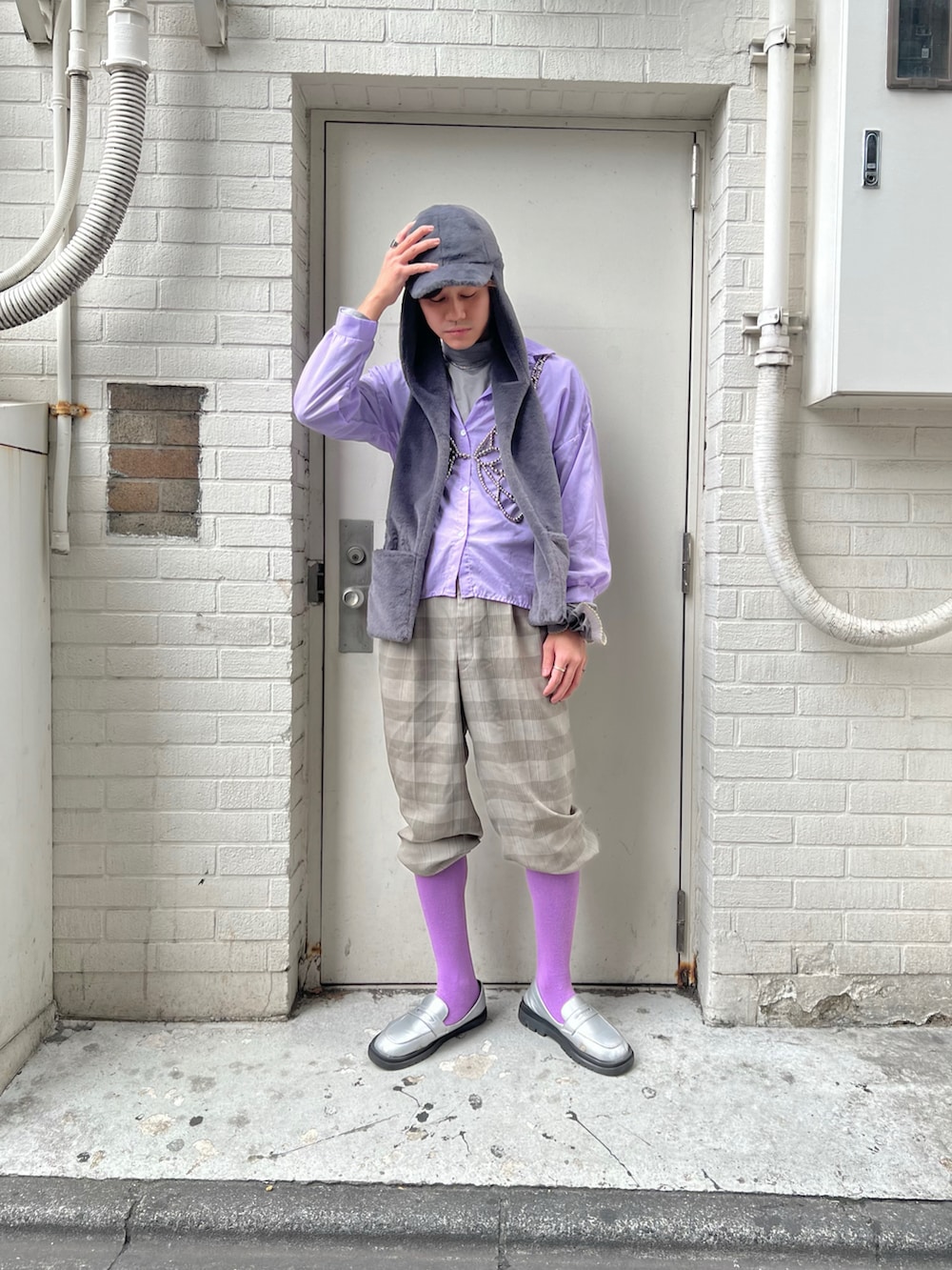 グレー系のキャップを着用したメンズの秋コーディネートの3枚目の写真