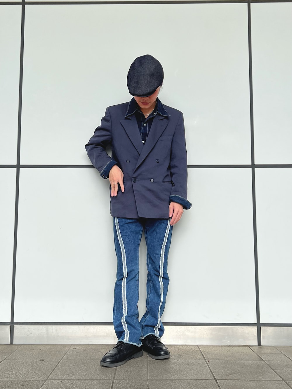 ブルー系のハンチング/ベレー帽を着用したメンズの春コーディネートの2枚目の写真