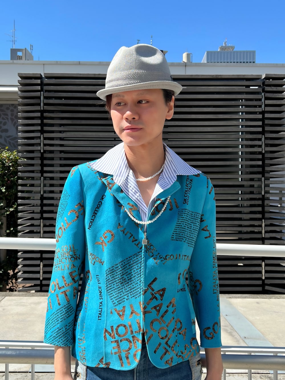 グレー系のハットを着用したメンズの春コーディネートの3枚目の写真