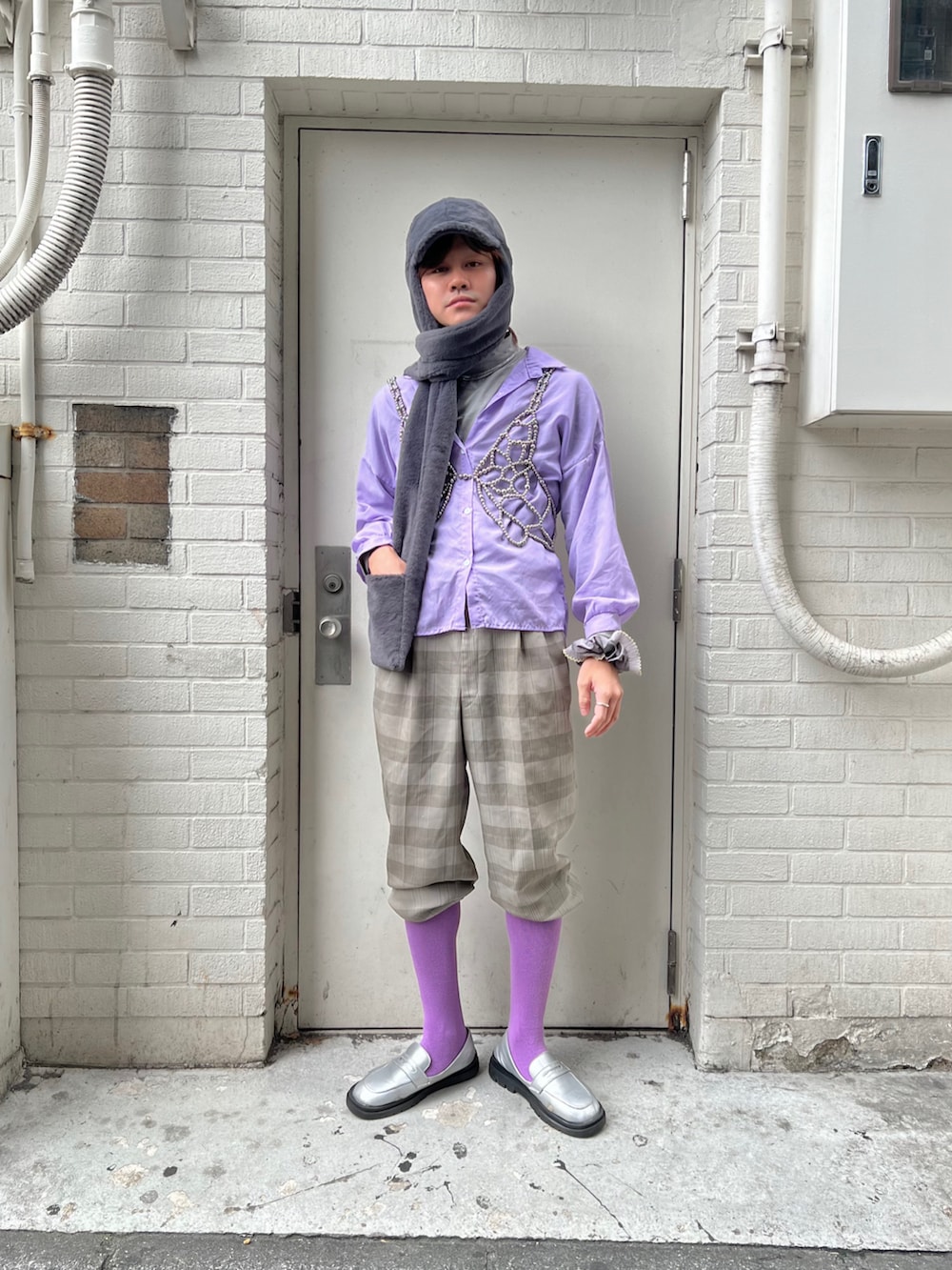 グレー系のキャップを着用したメンズの秋コーディネートの4枚目の写真