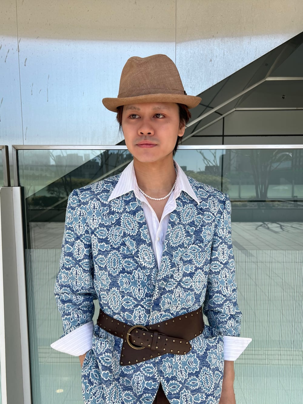 ブラウン系のハットを着用したメンズの春コーディネートの3枚目の写真