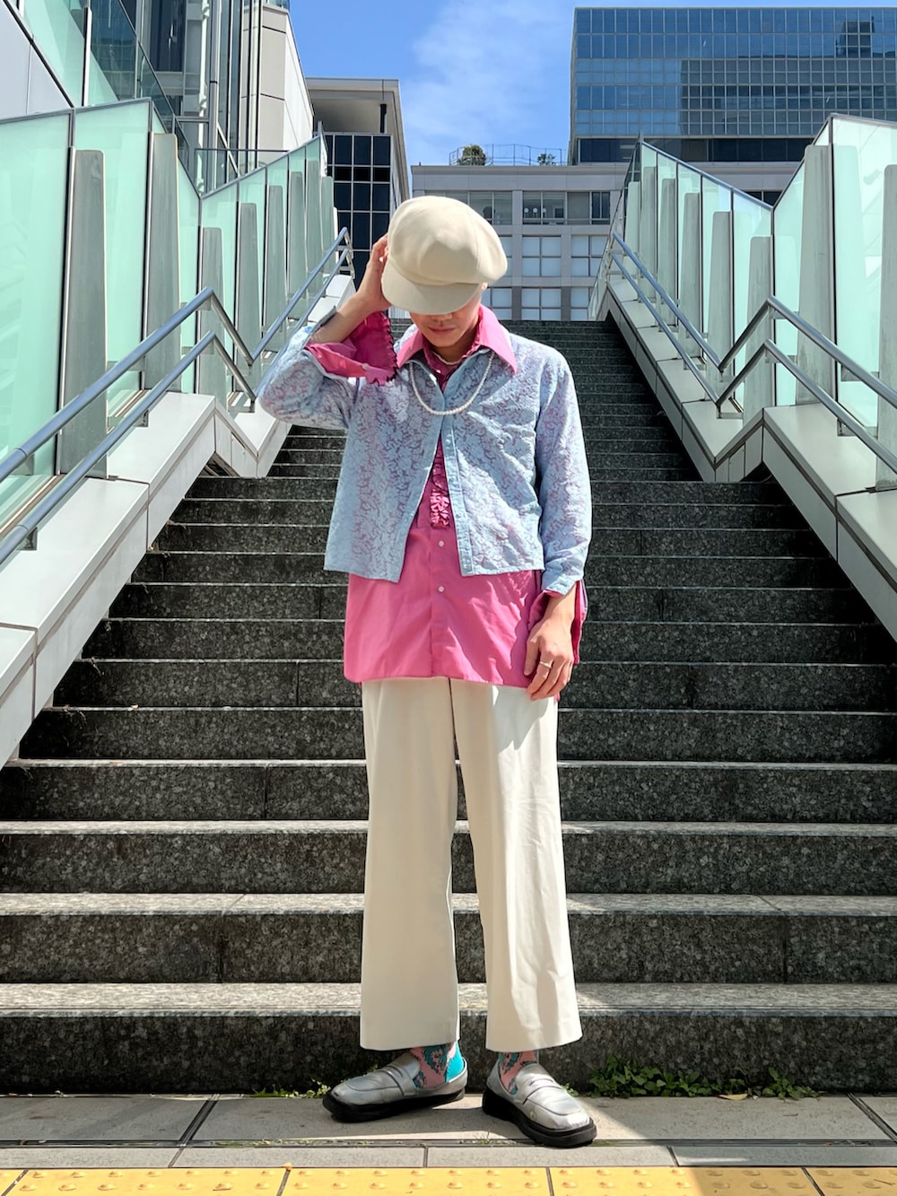 ベージュ系のキャスケットを着用したメンズの春コーディネートの3枚目の写真