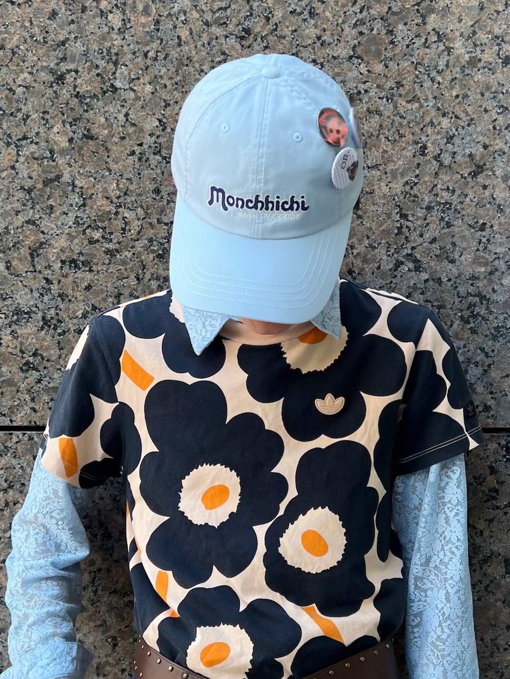 ブラック系のキャップ、ブラック系のキャップ、ブルー系のキャップを着用したメンズの春コーディネートの3枚目の写真