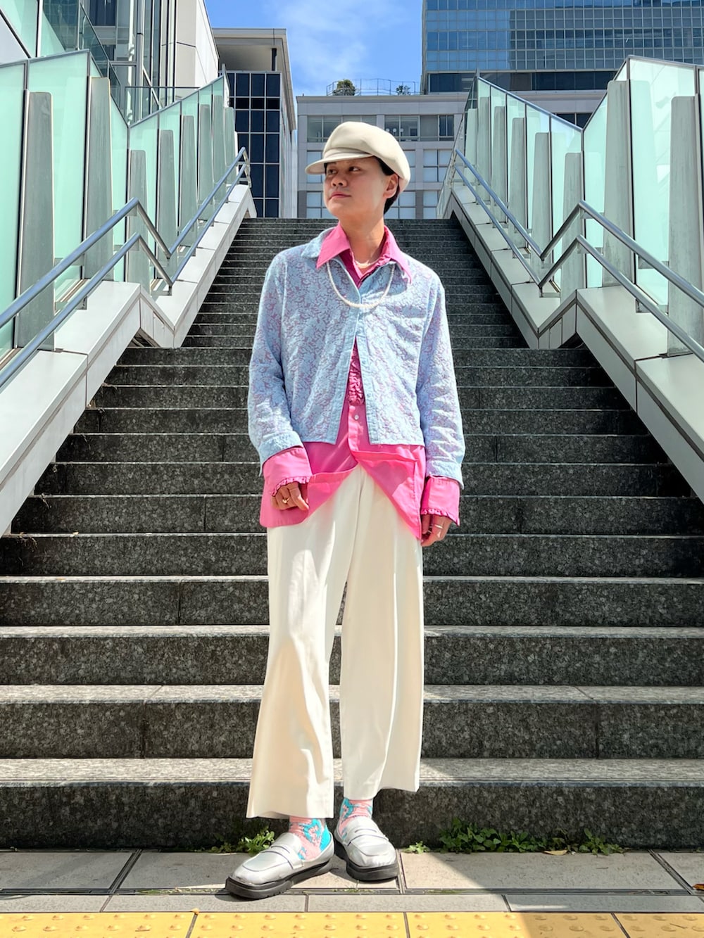 ベージュ系のキャスケットを着用したメンズの春コーディネートの2枚目の写真