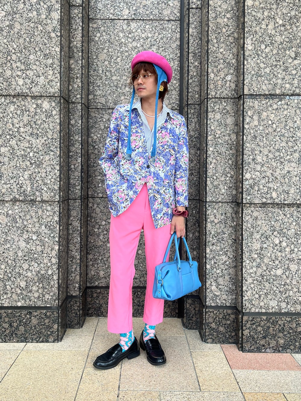 ブルー系のハンドバッグ、ピンク系のハンチング/ベレー帽、ブルー系のハットを着用したメンズの秋コーディネートの3枚目の写真