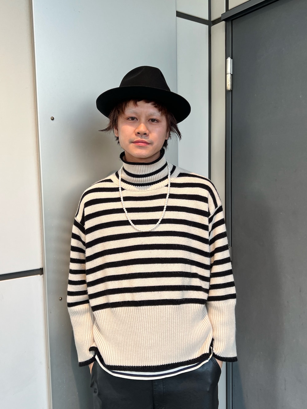 ブラック系のハットを着用したメンズの冬コーディネートの2枚目の写真