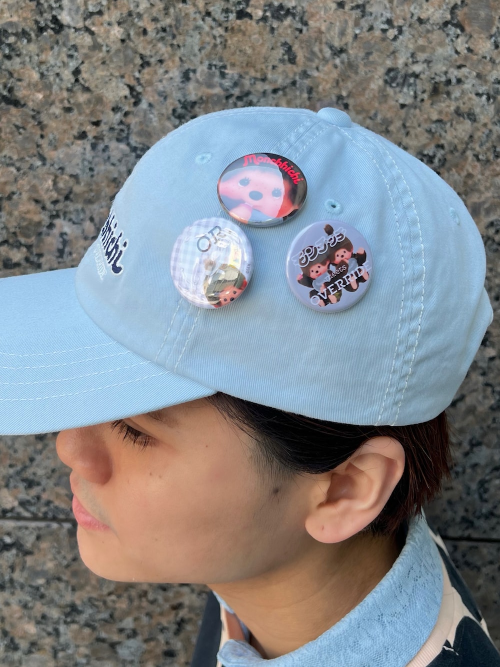 ブラック系のキャップ、ブラック系のキャップ、ブルー系のキャップを着用したメンズの春コーディネートの4枚目の写真