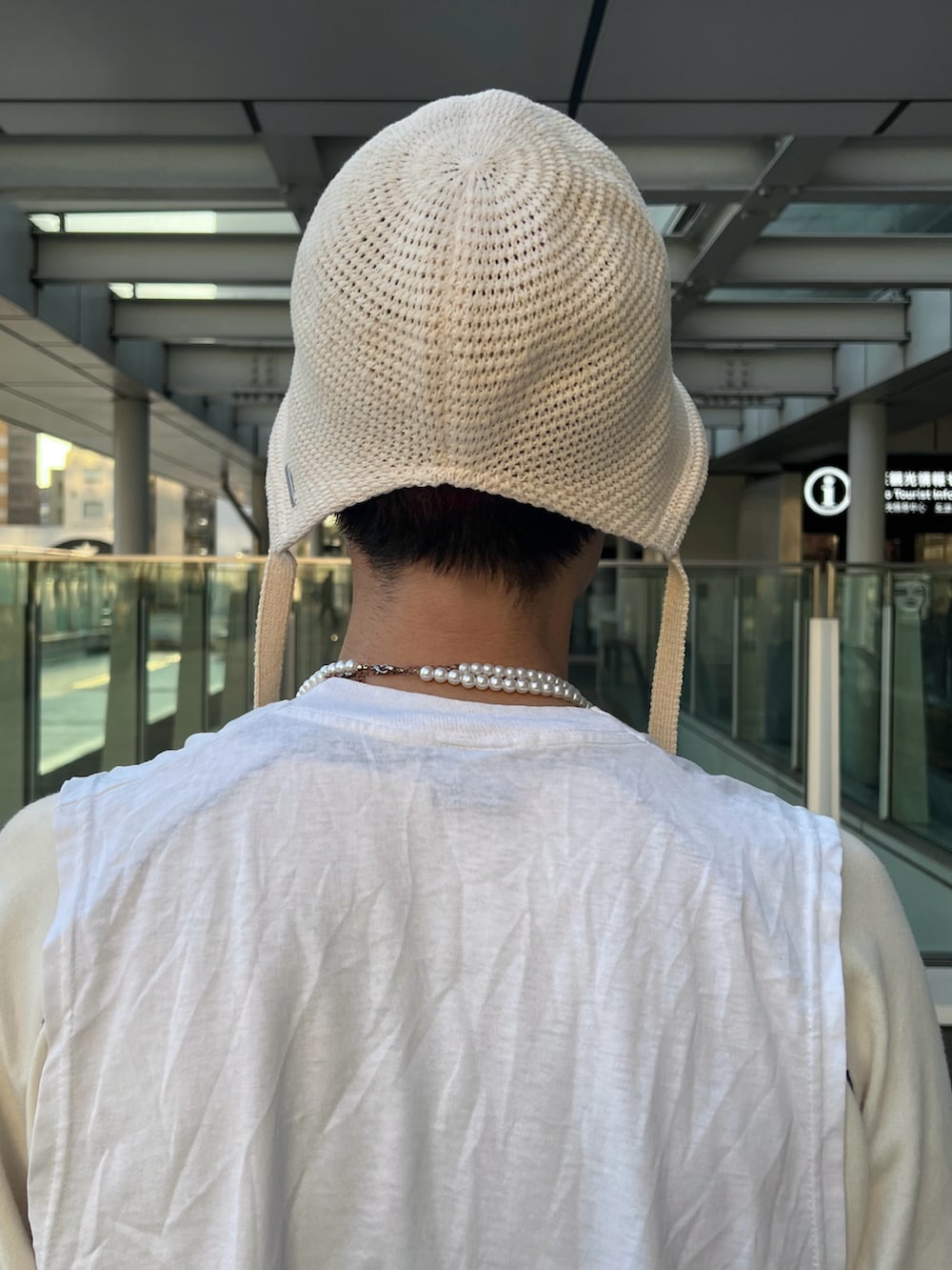 ホワイト系のハットを着用したメンズの春コーディネートの5枚目の写真