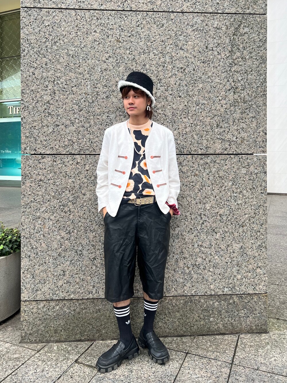 ホワイト系のジャケット/アウター、ブラック系のハット、ブラック系のソックス/靴下を着用したメンズの秋コーディネートの2枚目の写真