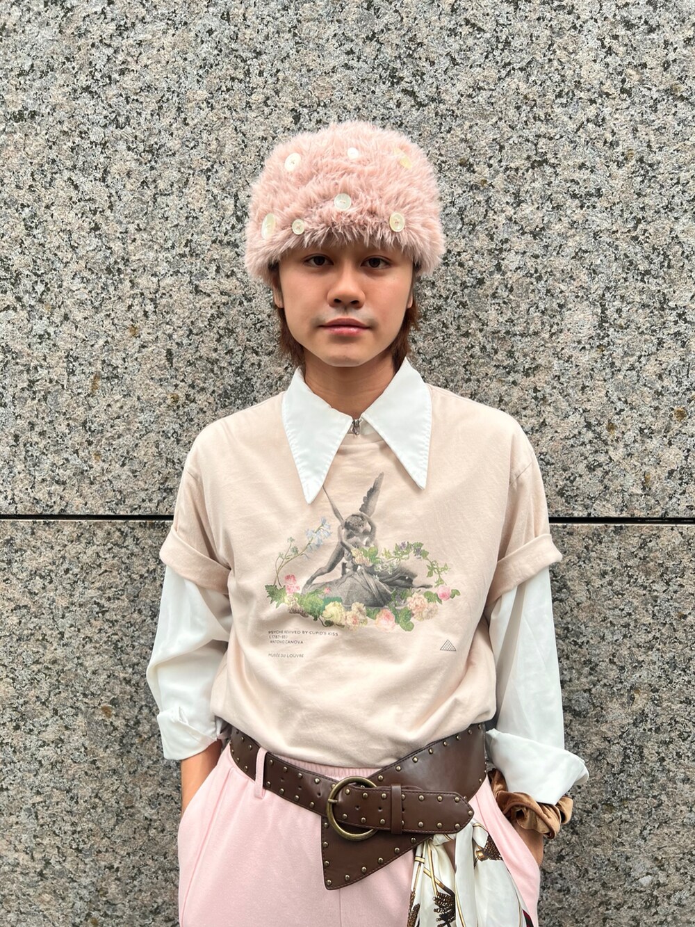 ピンク系のスウェットパンツ、ホワイト系のソックス/靴下、ピンク系のニットキャップ/ビーニーを着用したメンズの秋コーディネートの3枚目の写真