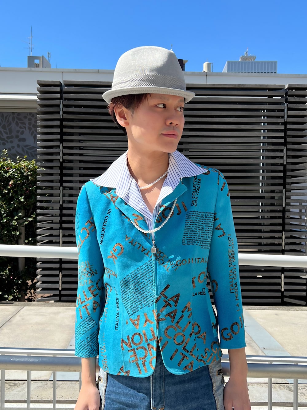 グレー系のハットを着用したメンズの春コーディネートの4枚目の写真