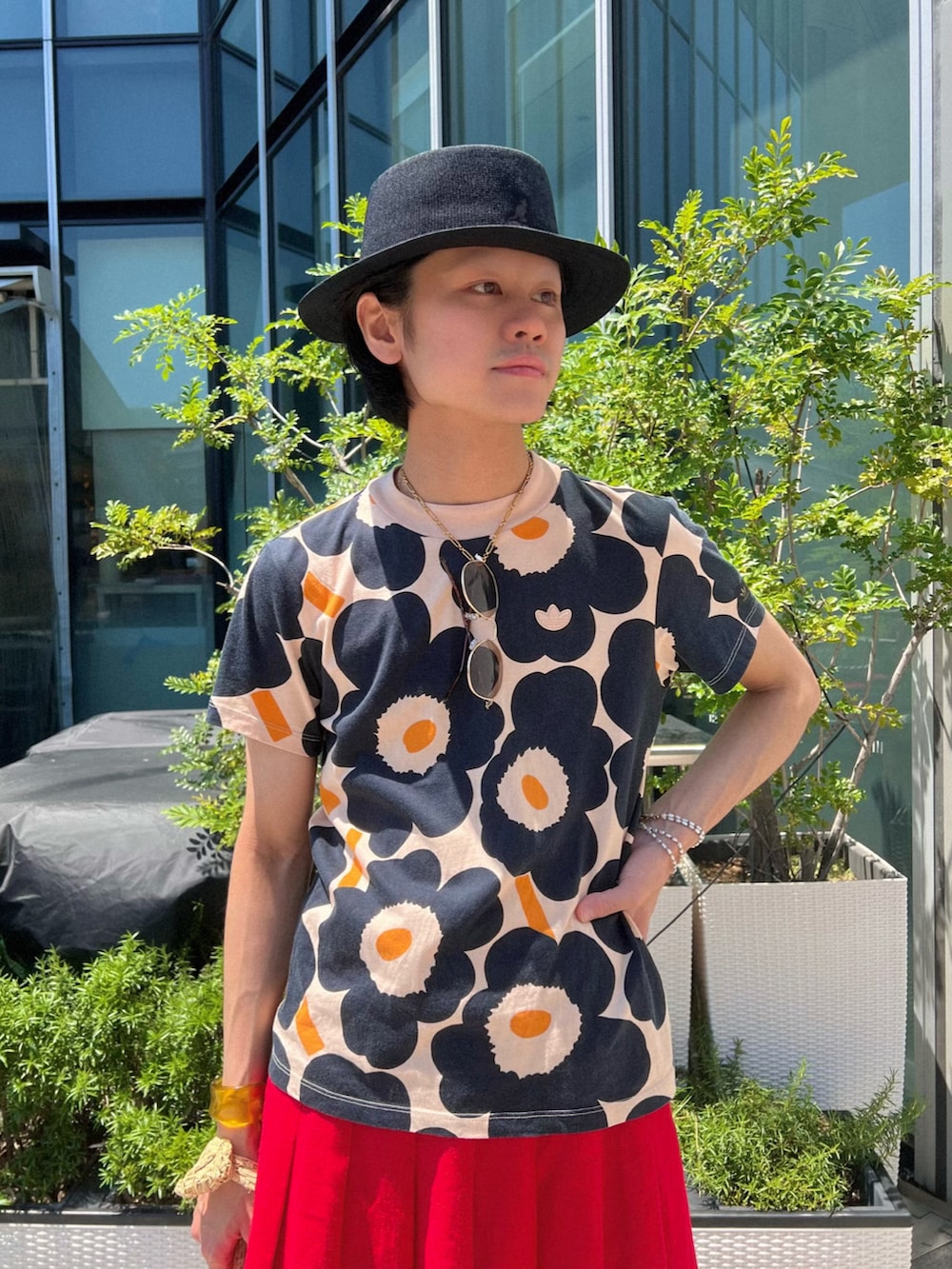 その他のTシャツ/カットソー、その他のTシャツ/カットソー、レッド系のスカートを着用したメンズの夏コーディネートの4枚目の写真