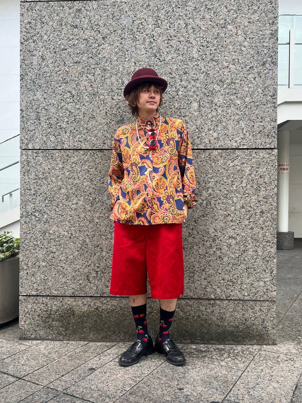 その他のシャツ/ブラウス、ブルー系のソックス/靴下、レッド系のハットを着用したメンズの秋コーディネートの2枚目の写真