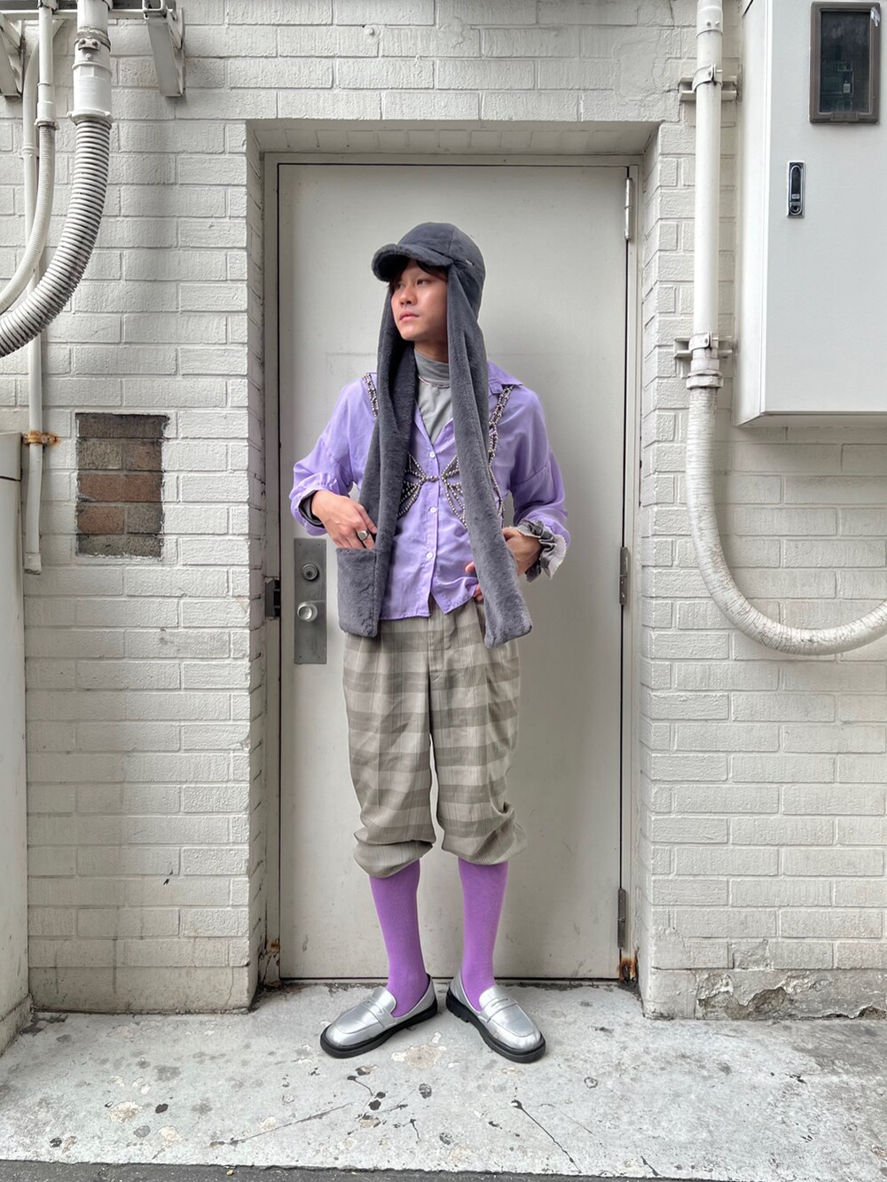 グレー系のキャップを着用したメンズの秋コーディネートの2枚目の写真