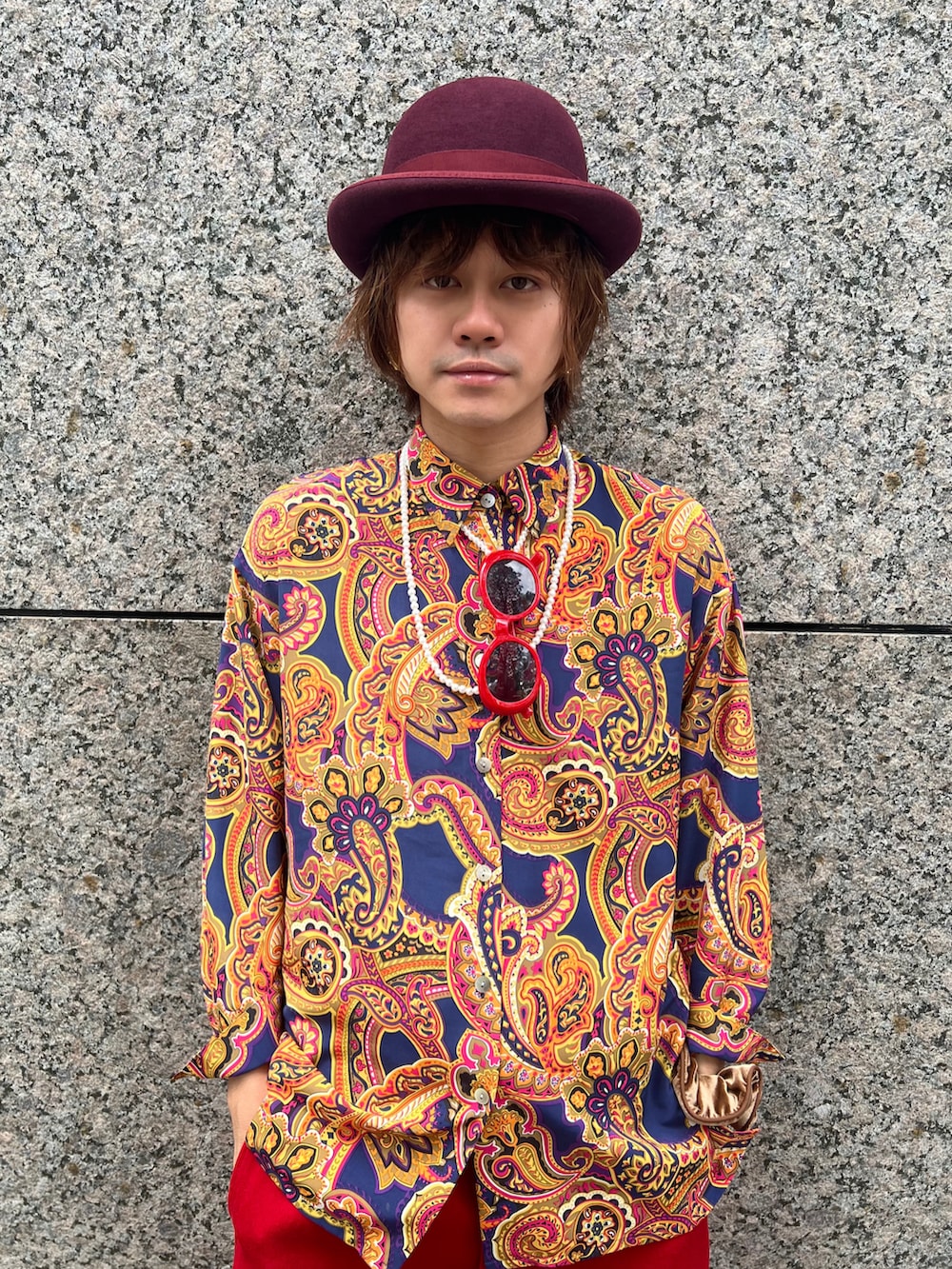 その他のシャツ/ブラウス、ブルー系のソックス/靴下、レッド系のハットを着用したメンズの秋コーディネートの3枚目の写真