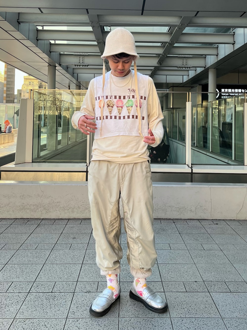 ホワイト系のハットを着用したメンズの春コーディネートの3枚目の写真