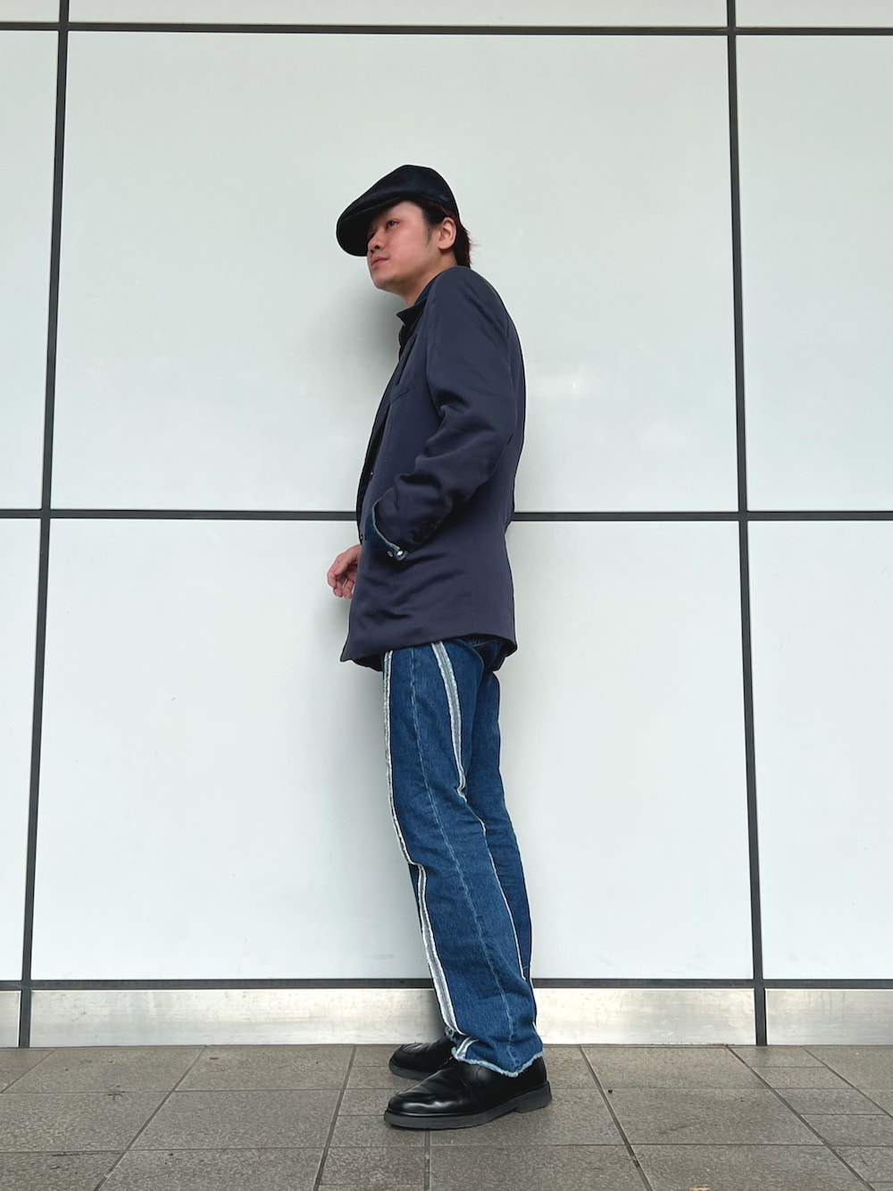 ブルー系のハンチング/ベレー帽を着用したメンズの春コーディネートの3枚目の写真