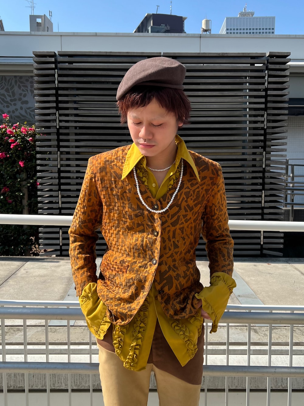 ブラウン系のハンチング/ベレー帽を着用したメンズの冬コーディネートの4枚目の写真